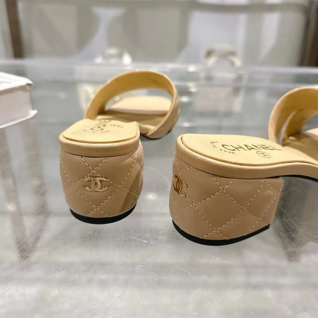 👟👟Ex-factory price 520👟👟 𝐂𝐇𝐀𝐍𝐄𝐋★Xiaoxiang New Spring and Summer Products Counter new sandals, electric embroidered Lingge’s classic elements that will never fade away 💋Showing a unique style, too beautiful to say, a must-have in summer... Upper: imported sheepskin/knitted fabric Lining: mixed sheepskin Heel height: 5cm Outsole: Italian leather outsole Shoe size: 35-39 (customized items of 40, 41 and 42 are not returnable or exchangeable)